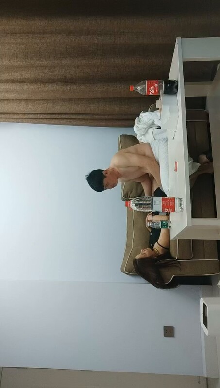 網戀三天奔現未婚騷女，口足伺候後開幹，托起肥臀猛衝轉入床戰瘋狂輸出爽翻天！