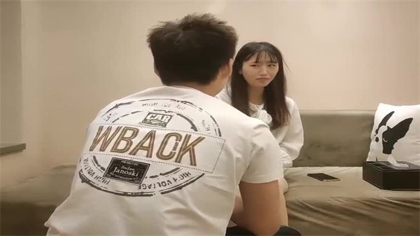 清纯学生妹兼职外围女 文静外表下的放荡之夜